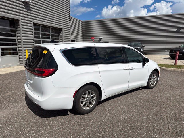 Used 2024 Chrysler Pacifica Touring-L FWD image 4
