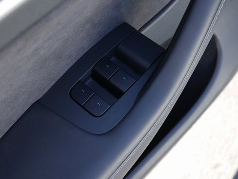 Used 2025 Tesla Model Y Long Range image 16