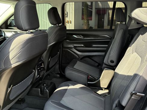 Used 2024 Jeep Grand Cherokee L Laredo image 7