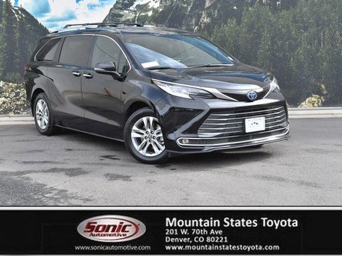 Used 2025 Toyota Sienna Limited image 1