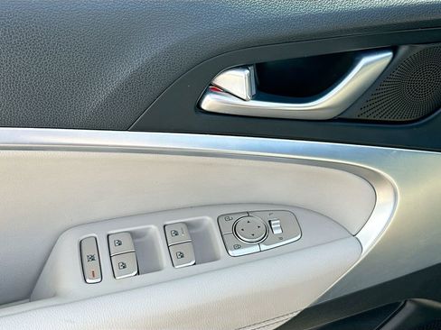 Used 2023 Genesis G70 2.0T image 18