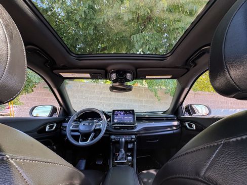 Used 2023 Jeep Compass Latitude w/ Sun and Sound Group AWD/4WD image 2