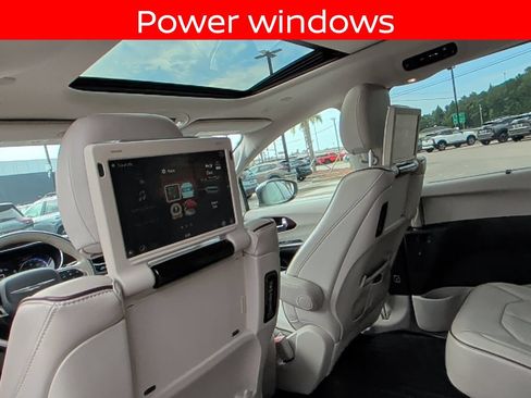 Used 2020 Chrysler Pacifica Limited w/ Tire & Wheel Group FWD image 30
