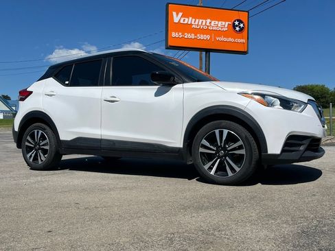 Used 2020 Nissan Kicks SV FWD image 1
