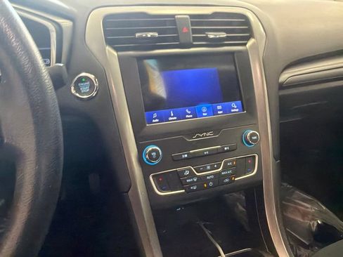 Used 2020 Ford Fusion SE FWD image 3