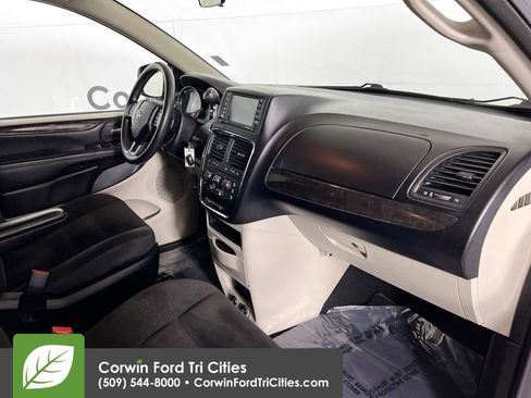 Used 2018 Dodge Grand Caravan SE image 29