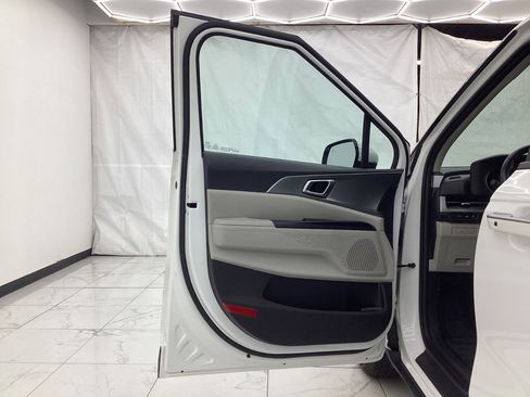 Used 2023 Kia Carnival LX image 18