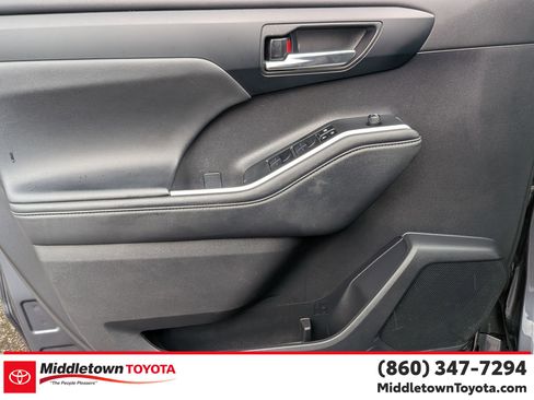 Certified 2024 Toyota Highlander XLE image 10