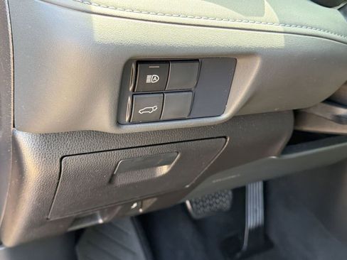 Used 2021 Toyota Highlander XLE AWD/4WD image 19