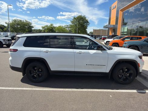 Used 2022 Jeep Grand Cherokee L Limited w/ Luxury Tech Group II AWD/4WD image 3