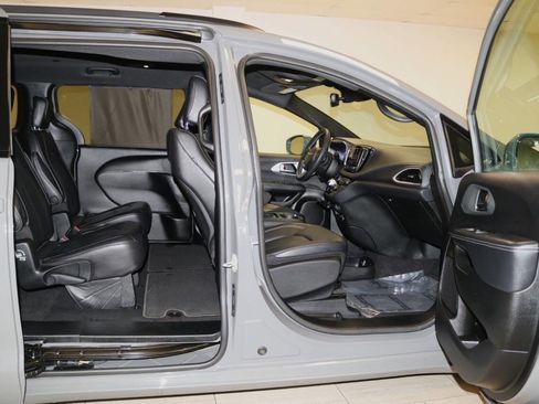 Used 2022 Chrysler Pacifica Touring-L w/ S Appearance Package FWD image 22