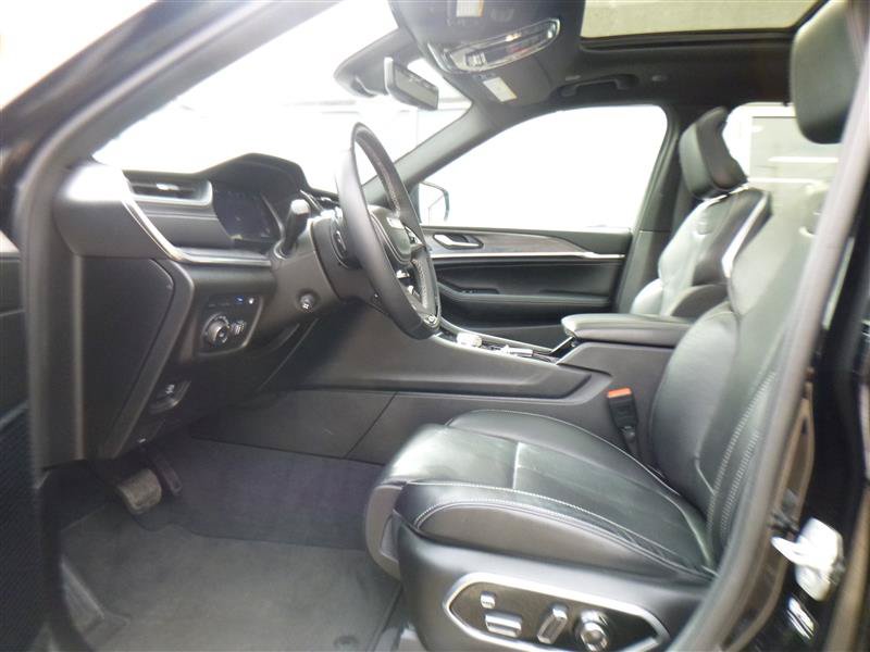 Used 2023 Jeep Grand Cherokee Overland w/ Advanced Protech Group III AWD/4WD image 5