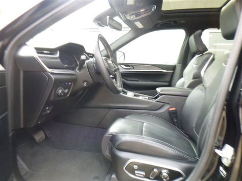 Used 2023 Jeep Grand Cherokee Overland w/ Advanced Protech Group III AWD/4WD image 5