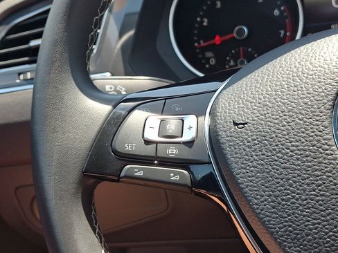 Used 2021 Volkswagen Tiguan SE w/ Panoramic Sunroof Package AWD/4WD image 22