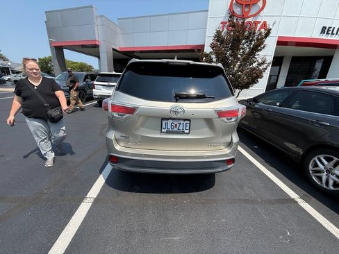 Used 2016 Toyota Highlander Limited Platinum AWD/4WD image 4