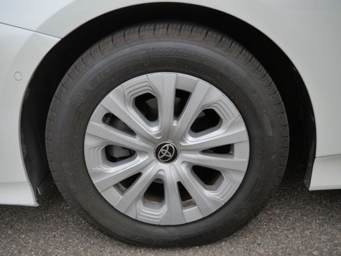 Certified 2020 Toyota Prius LE FWD image 16