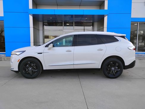 Used 2023 Buick Enclave Essence w/ Sport Touring Edition image 31