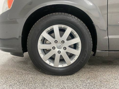 Used 2016 Chrysler Town & Country Touring image 27