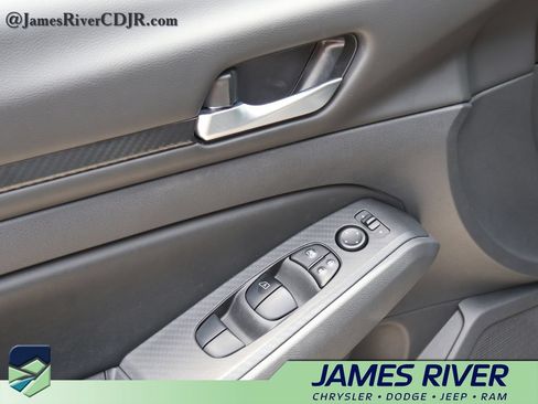 Used 2025 Nissan Altima 2.5 SV FWD image 21