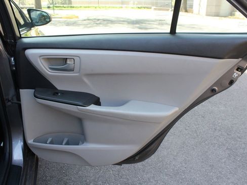 Used 2015 Toyota Camry SE w/ Moonroof Package image 22