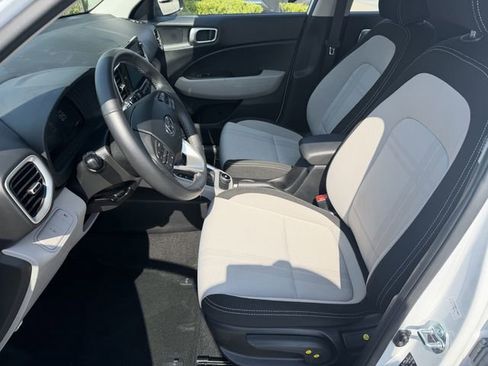 Used 2025 Hyundai Venue SEL FWD image 21