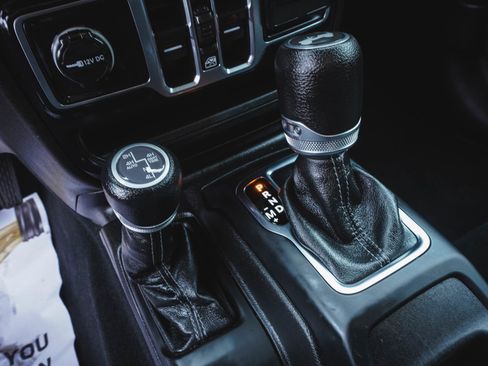 Used 2024 Jeep Wrangler Unlimited Sahara image 28