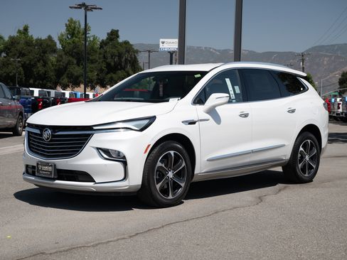 Used 2023 Buick Enclave Essence w/ LPO, Touring Package image 8