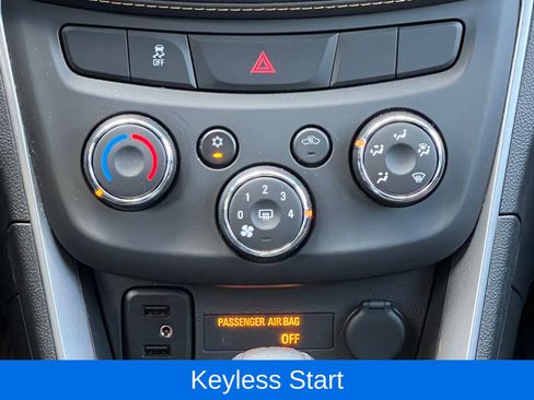 Used 2022 Chevrolet Trax LT w/ LT Convenience Package AWD/4WD image 22