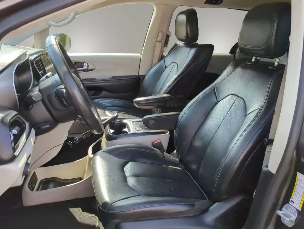 Used 2022 Chrysler Pacifica Touring-L w/ Uconnect Theater Family Group FWD image 11