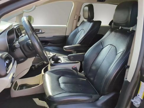 Used 2022 Chrysler Pacifica Touring-L w/ Uconnect Theater Family Group FWD image 11