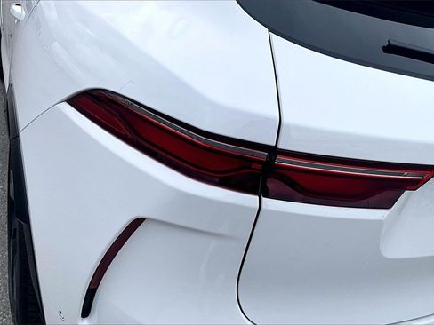 Used 2024 Jaguar F-PACE SVR image 31