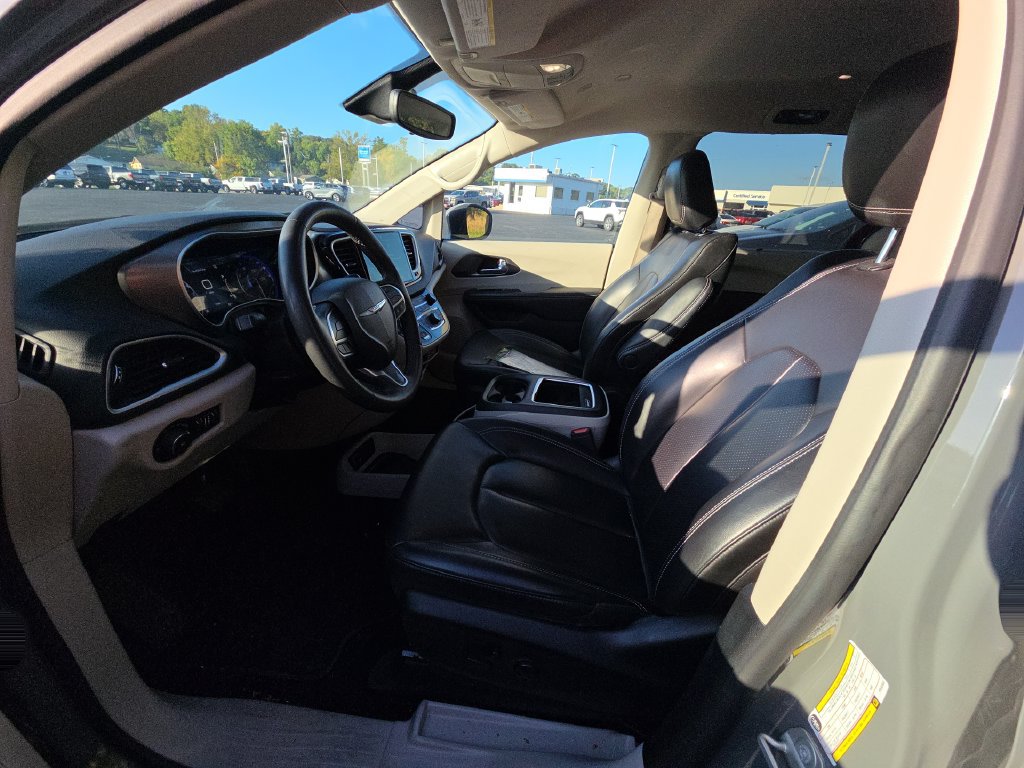 Used 2023 Chrysler Pacifica Touring-L FWD image 8