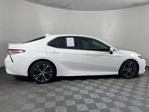 Used 2020 Toyota Camry SE FWD image 2