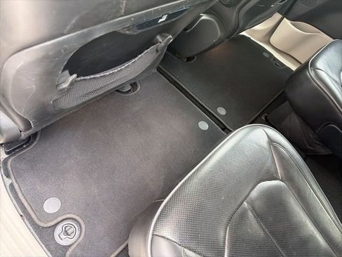 Used 2020 Chrysler Pacifica Limited image 24