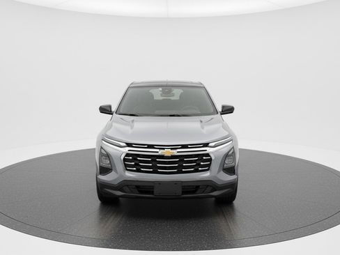 Used 2025 Chevrolet Equinox LT image 2