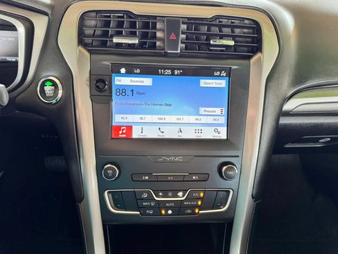 Used 2019 Ford Fusion SE FWD image 13
