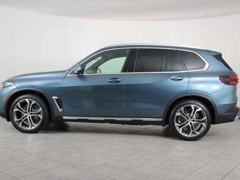 New 2026 BMW X5 xDrive50e image 2