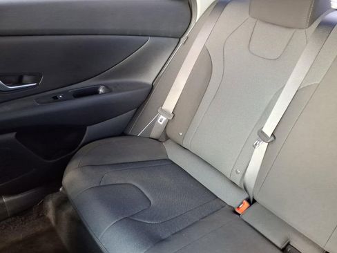 Used 2025 Hyundai Elantra SE image 16