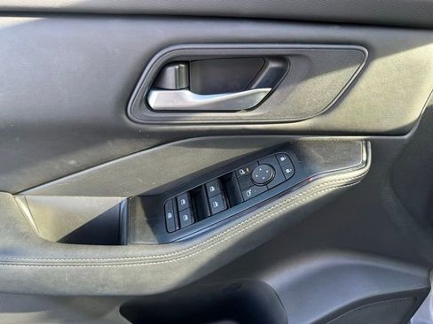Used 2024 Nissan Rogue SV AWD/4WD image 3