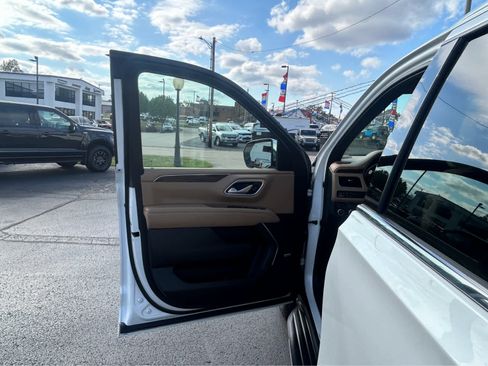 Used 2022 Chevrolet Suburban Premier image 18