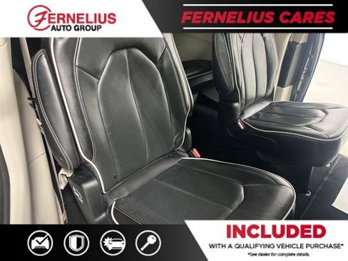 Used 2023 Chrysler Pacifica Limited FWD image 23