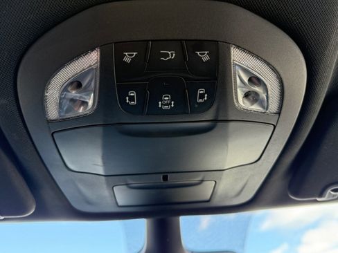Used 2025 Chrysler Pacifica Select image 33