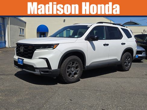 Used 2025 Honda Pilot TrailSport image 1