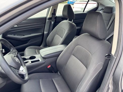 Used 2025 Nissan Altima 2.5 SV FWD image 35