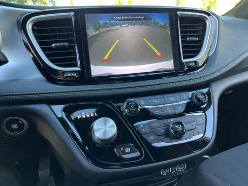 Used 2021 Chrysler Pacifica Touring w/ S Appearance Package image 8