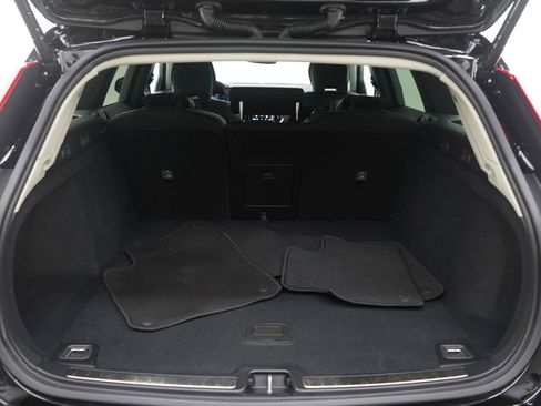 Used 2025 Volvo V60 B5 Cross Country Plus image 9