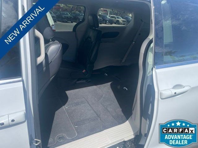 Used 2022 Chrysler Pacifica Touring-L FWD image 13