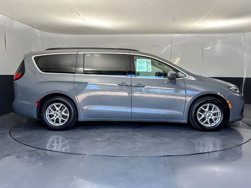 Used 2022 Chrysler Pacifica Touring-L FWD image 2