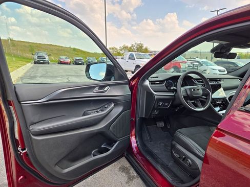 New 2025 Jeep Grand Cherokee Altitude image 9