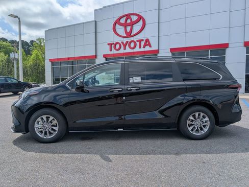 New 2026 Toyota Sienna XLE image 2